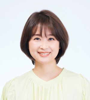 前髪を下ろすと、若々しくフレッシュなイメージに。かわいらしい雰囲気が好きな人におすすめ。前髪を下ろすときは、オイルやワックスで毛束をつまんで、隙間をつくると今っぽくなります