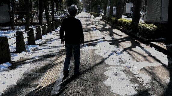 お父さん、ごめんねぇ…年金月16万円・82歳父は「特養」へ。58歳・独身一人娘の手を振り切って、真っすぐ建物へ入った父への「複雑な思い」