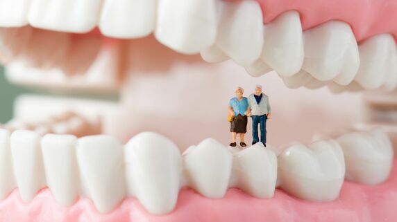 インプラント治療はどのように確立されたのか？ 骨と結合する金属チタン、60年の進化【歯科医師解説】