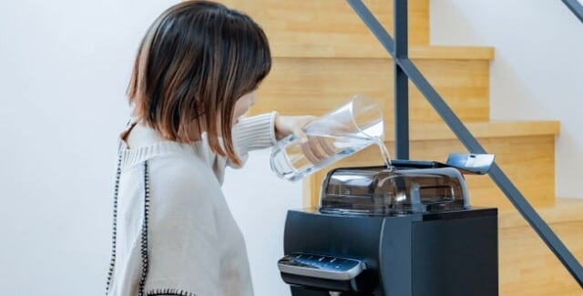 ウォーターサーバーに給水する様子