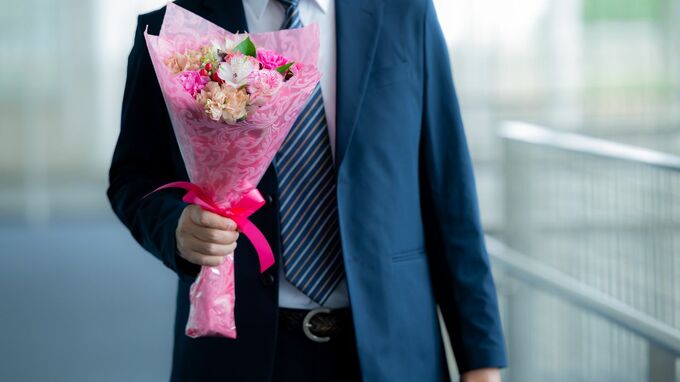 「あなたにも家事を覚えてもらいます」定年祝いの花束を抱えて帰宅した60歳夫。妻から告げられた“これからの夫婦生活”