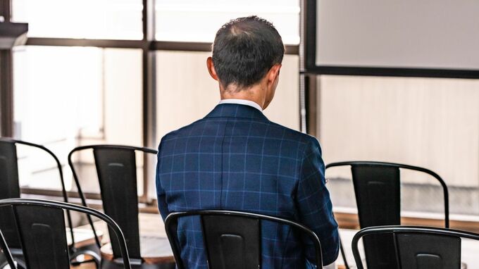 真面目に働いてきたのに、この仕打ち…勤続30年超・年収1,000万円の56歳部長、疑いもなく「幸せな老後」を確信していたが…順風満帆の人生から転落に涙