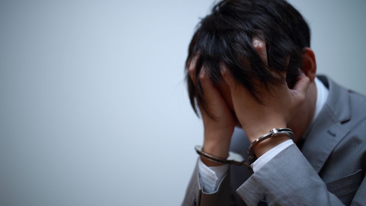 給与月5,000円アップも絶望…〈月収50万円〉中小企業勤務・45歳男性が嘆く「賃上げ」の虚しさ。厚労省調査で見えた「手取りのリアル」と格差