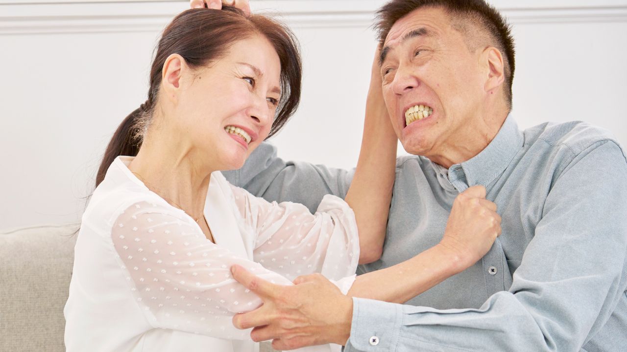 「ふざけるな！」〈退職金1,800万円〉63歳夫が絶叫。32歳長男へ〈年100万円〉の過剰援助を続ける59歳妻との攻防