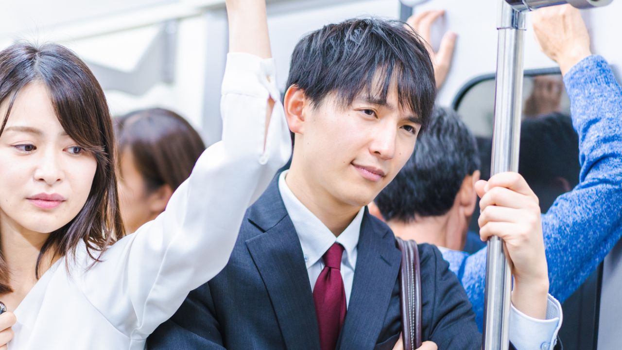 「俺は何のために満員電車に乗っているんだろう…」〈年収960万円〉48歳課長、ローンと学費の重圧、〈小遣い月3万円〉の現実