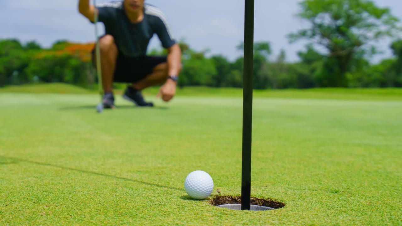 〈ゴルフの謎〉解析…なぜ、バーディパットは「カップ手前でボールが止まる」のか