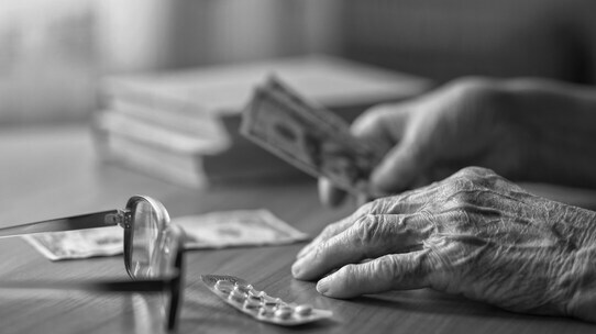 多額の年金をおろせない…「認知症の父」が母を号泣させるまで