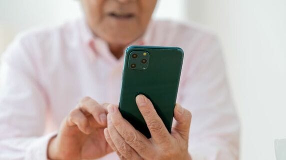 「NISAなんて始めなきゃよかった」…年金月13万円・67歳元会社員、50万円投資が1ヵ月で8％増。絶好調の滑り出しに歓喜も…震える手でスマホを握りしめたワケ