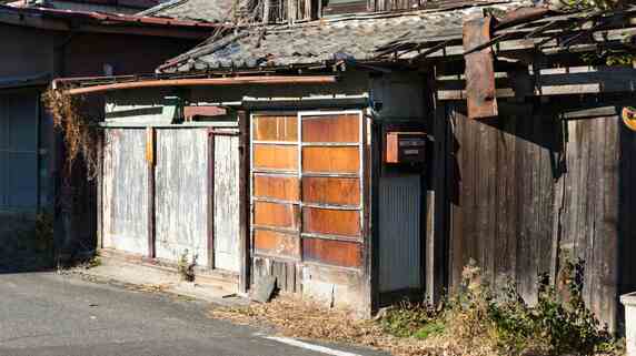 「もう限界…実家を壊したい」空き家相続で〈兄妹が7年揉めた〉たった1つの理由