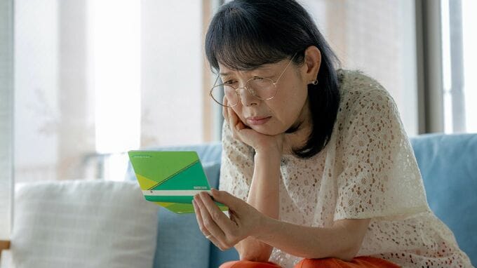 妻「夫が亡くなりました」→日本年金機構「書類出して」→通知まで2カ月、振込までさらに2カ月…夫の死で年金激減、遺族年金が届くまでの「4カ月」で貯金がどんどん減る妻の悲劇【CFPが解説】