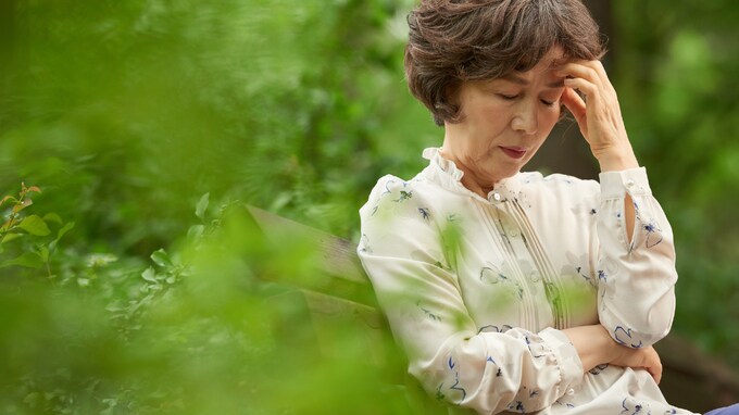 「認知症」と「もの忘れ」の違いは？【現役医師が解説】