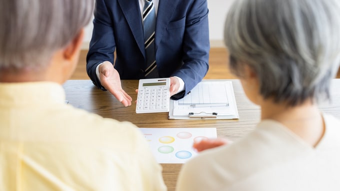 あぶなかった…年金月20万円、定年後も働く64歳男性が「年金繰下げ受給」を“選ばなかった”ワケ【CFPの助言】