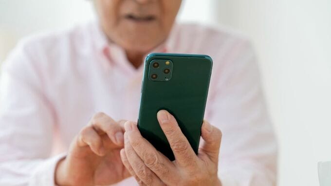 「NISAなんて始めなきゃよかった」…年金月13万円・67歳元会社員、50万円投資が1ヵ月で8％増。絶好調の滑り出しに歓喜も…震える手でスマホを握りしめたワケ