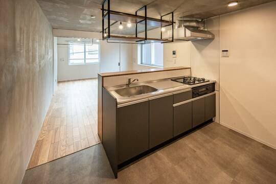 ［図表1］シンプルで開放感のあるキッチン。