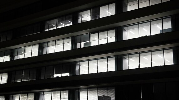 極度の長時間労働と暴力で自死…残業は過労死ラインの3倍近く