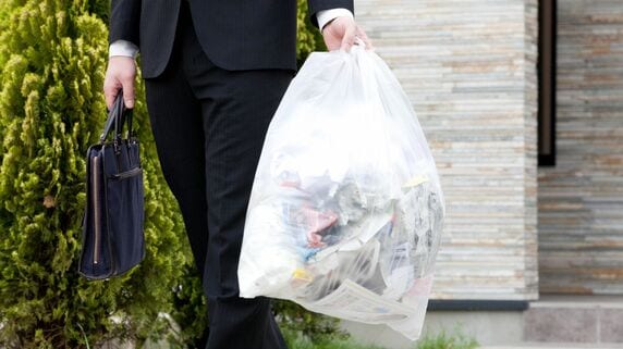 「嘘だろ…」…6,500万円で手に入れた“夢の新築一軒家”に溜まっていく「ゴミ袋の山」。引っ越し早々、30代夫婦が直面した“暗黙のルール”