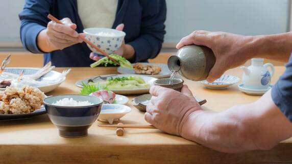 年金月24万円・貯金3,900万円の71歳夫婦、「お金を使うのが怖かった」…質素な老後の先で気づいた〈思いがけない孤独〉