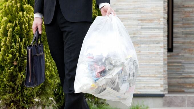 「嘘だろ…」…6,500万円で手に入れた“夢の新築一軒家”に溜まっていく「ゴミ袋の山」。引っ越し早々、30代夫婦が直面した“暗黙のルール”