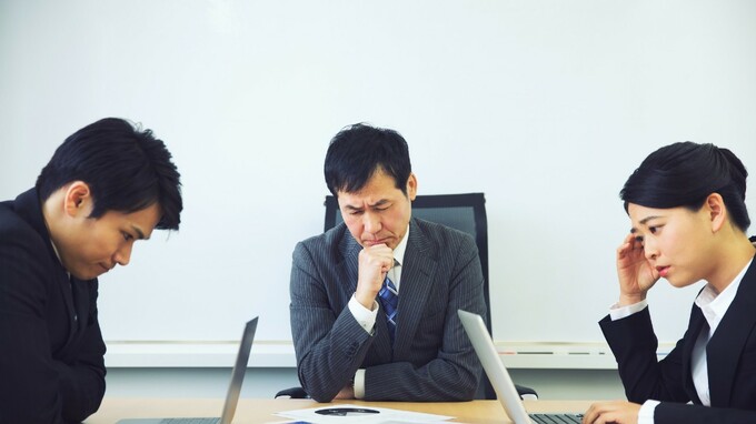「誰か1人休むと回らない…」夏休みで見えてくる"属人化した職場"の問題とは