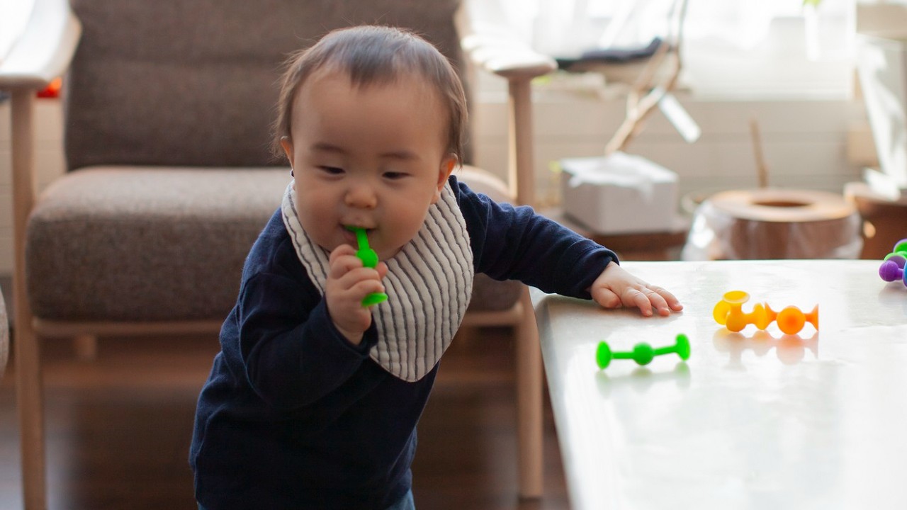 子どもがおもちゃを飲み込んだ！窒息の危険…どう対処すべき？【小児科医が解説】