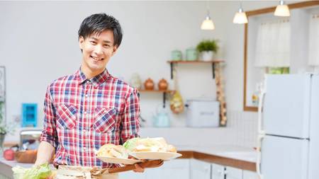 コロナ禍で「料理男子」も増加（※写真はイメージです／PIXTA)