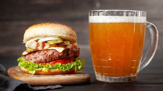 「マックのバーガー1000円、生ビール1000円」…月収20万円の若者「どう生きていけばいいのか」“最低月収40万円”必須な時代到来か