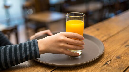 お酒だけじゃない!「脂肪肝」に“直結”しやすい食べ物・飲み物【医師が解説】