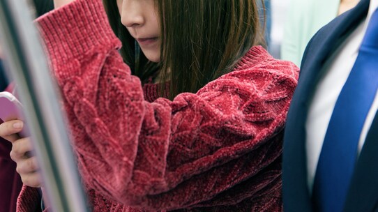 満員電車で「痴漢」被害に…どう対処すべきか弁護士が解説