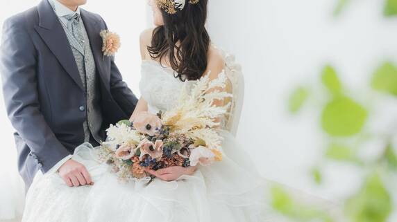 結婚が決まったの…幸せいっぱいの20代女性、食事会で婚約指輪をお披露目も、親友が放った「耳を疑う一言」