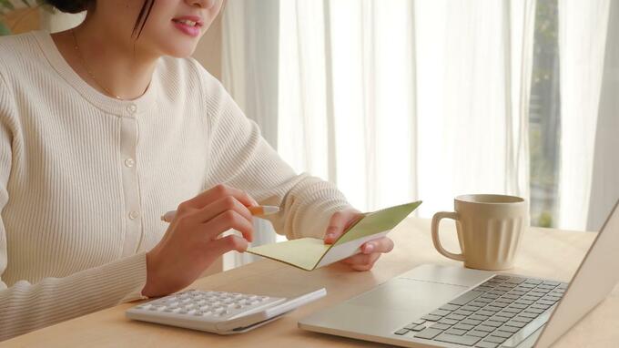 「結婚は難しいかもしれない…」〈月収30万円・28歳会社員女性〉、婚約者の両親が難色を示した“奨学金の返済額”