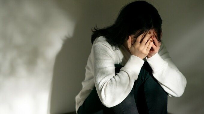 「私、借金を返すために大学行ったの…？」手取り18万円・新卒3年目女性。〈毎月2万円の返済〉に耐えかねて涙した夜