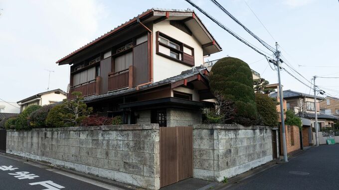 「自分のお家に戻りたいわ…」正月の家族団らんで〈年金月17万円〉老人ホーム暮らしの82歳母がポツリ。3,000万円で“庭付き一戸建ての実家”を売った長男の葛藤