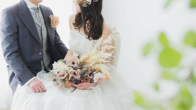結婚が決まったの…幸せいっぱいの20代女性、食事会で婚約指輪をお披露目も、親友が放った「耳を疑う一言」