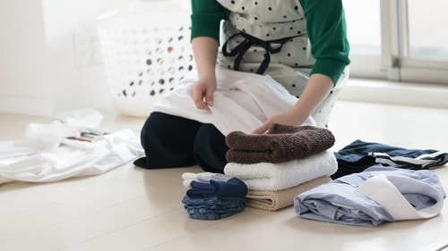 洗濯ものを畳むのが母親の仕事になったという。（※写真はイメージです／PIXTA）