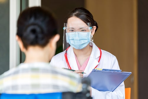 医師だからと言う理由で、サラリーマンなら絶対あり得ないほどの金額を借りることができる… （画像はイメージです／PIXTA）