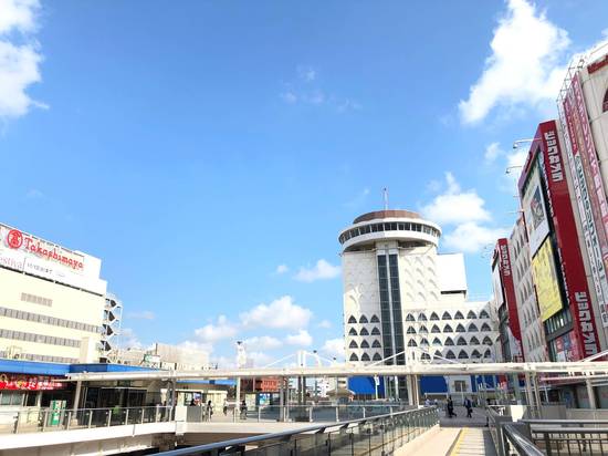 駅前に大型の商業施設が集積