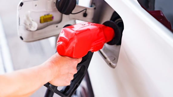 「日本のガソリン税は高い」は本当か？国際比較でわかる、アメリカの“安さ”を支える歴史的要因