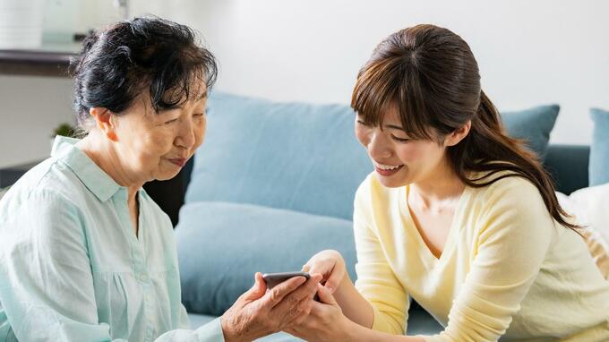 〈認知症ケア〉普段の会話に“一工夫”…認知機能の低下を遅らせる「リハビリ」【専門医が解説】