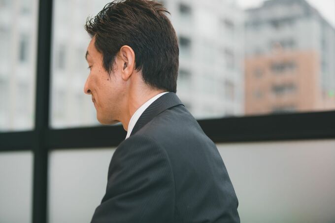 「辞める勇気はありませんでした」…誰にも惜しまれず“10ｍ先の席”へ。〈年収900万円〉53歳会社員、誇りだった「部長の肩書」を失った日