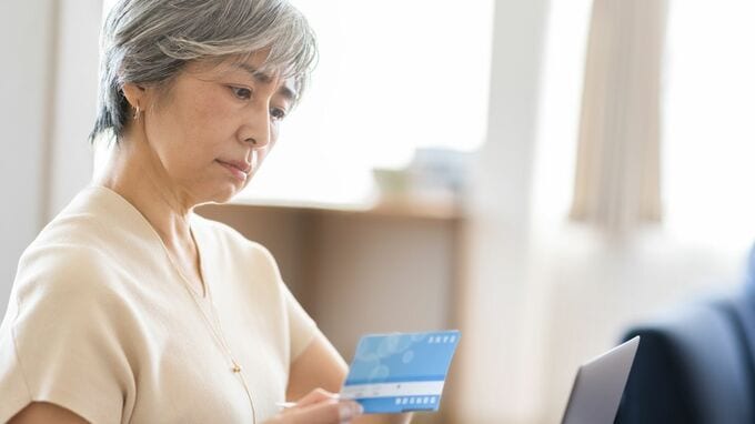 夫の小遣い月1万円、移動はほぼ徒歩の「究極・節約妻」が貯めた9,000万円と年金月21万円で余裕のはずが…60代夫婦が「苦行の老後」を強いられたワケ【FPが解説】