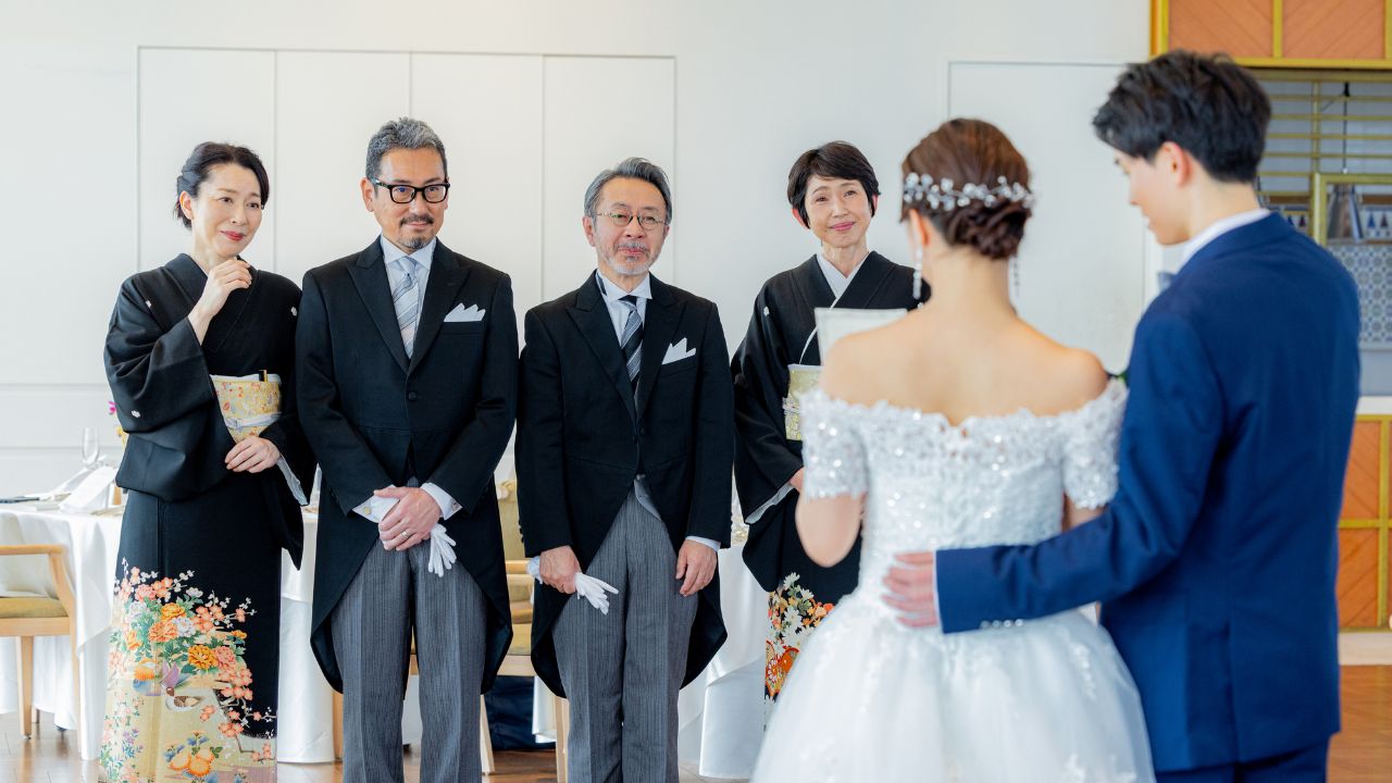 「公務員の退職金2,200万円が誇りだった」テレビを見ては批判と悪口を繰り返す日々を送る60歳夫婦、同じく公務員の31歳一人息子の“結婚式の感想”を伝えたら…6年間〈初孫〉に会えなくなったワケ