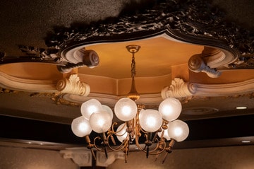 オレンジ色の光が美しいシャンデリアは店のシンボル的存在。 撮影／鈴木康史　『愛しの純喫茶』（オレンジページ）より抜粋