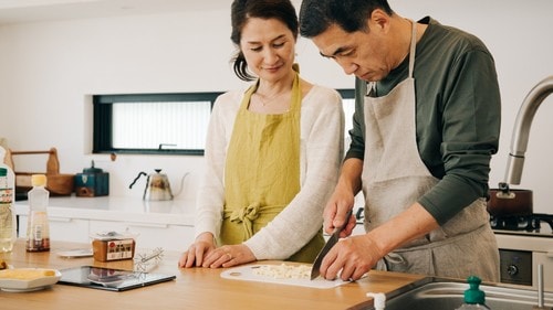とくに家事に不慣れな夫は要注意。食事の用意、洗濯、掃除などの家事を、日常的に夫婦で分担してはいかがでしょう。（※写真はイメージです／PIXTA）