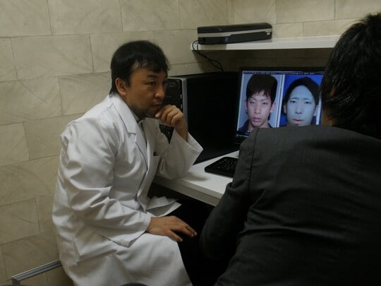 2009年11月7日大阪梅田院にて著者九野（左）とテレビ朝日記者（右）「報道ステーション」取材風景