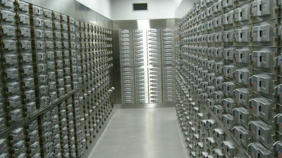 死んでもお前に金は残さない…〈資産4,000万円〉末期がんの60代夫が向かった貸金庫。浮気妻を破産に追い込んだ“執念の復讐”