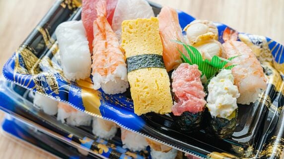 息子からLINEでひと言「絶縁します」…〈年金月20万円〉スーパーの寿司パック・酒瓶が転がり、暖房つけっぱなし。70代夫婦がマイホームを失い、市営住宅へ転居のワケ【FPが解説】