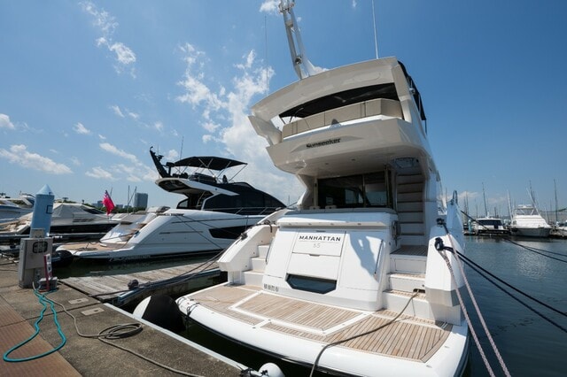 サンシーカーのマンハッタン55（右）、65スポーツヨット（左）