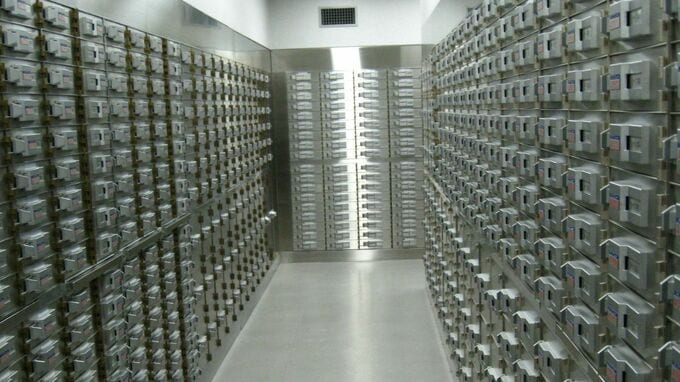 死んでもお前に金は残さない…〈資産4,000万円〉末期がんの60代夫が向かった貸金庫。浮気妻を破産に追い込んだ“執念の復讐”