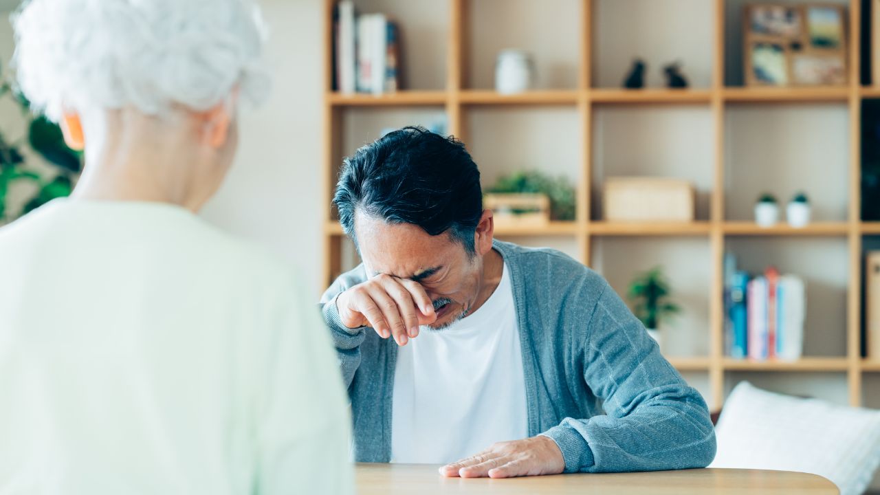 何かの罰なのか？〈年金2人で33万円〉70代の元公務員夫婦、花鳥風月を愛でる毎日に暗雲。原因は同居する39歳息子宛に届いた「日本年金機構からの最終警告」