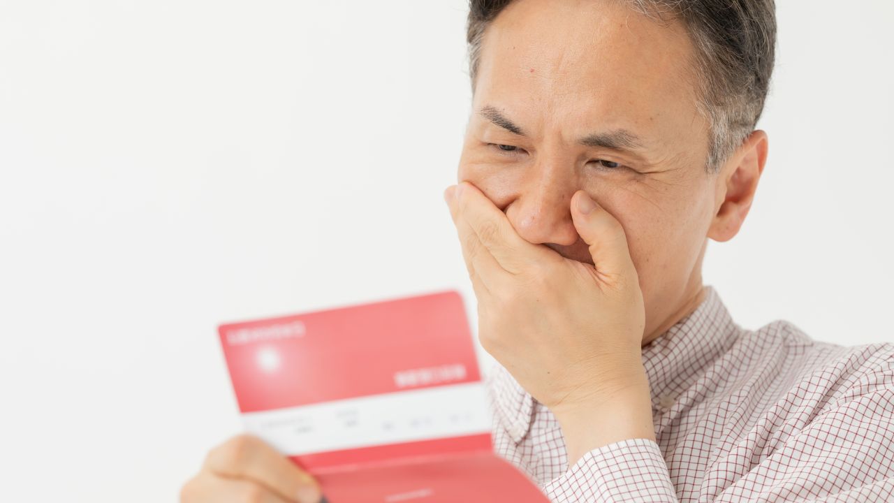GWで実家に帰省したら凍り付いた…年金月15万円・82歳母の預金通帳をチラ見した52歳長男、「1,000万円の引き出し」に不信感。理由を聞いて唖然「うっ、うそだろ?」